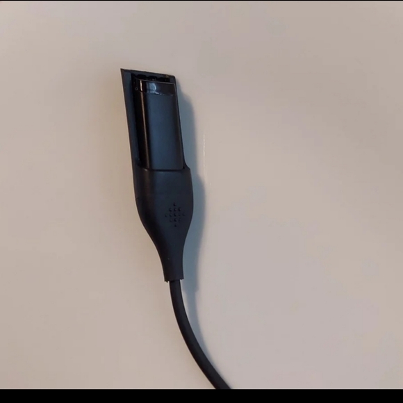 Fitbit bands bundle LG & SM with charger GUC - Picture 4 of 10